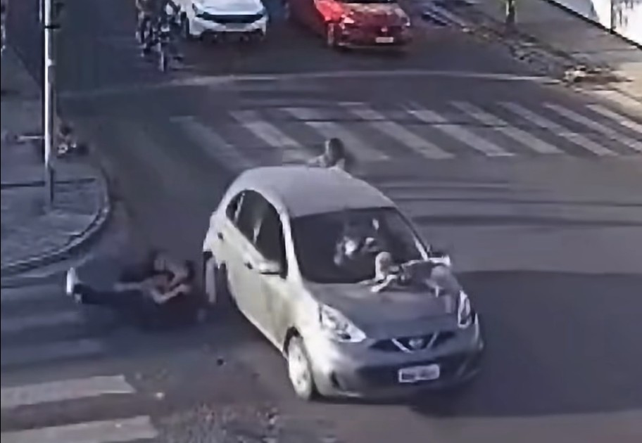 Bebê fica preso no capô de carro após atropelamento na Paraíba; vídeo registra o incidente