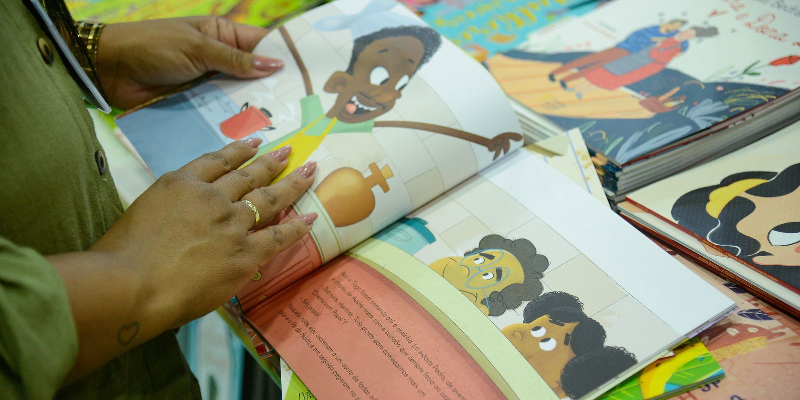 Bienal nas escolas do Rio adota tema da Copa para impulsionar a leitura