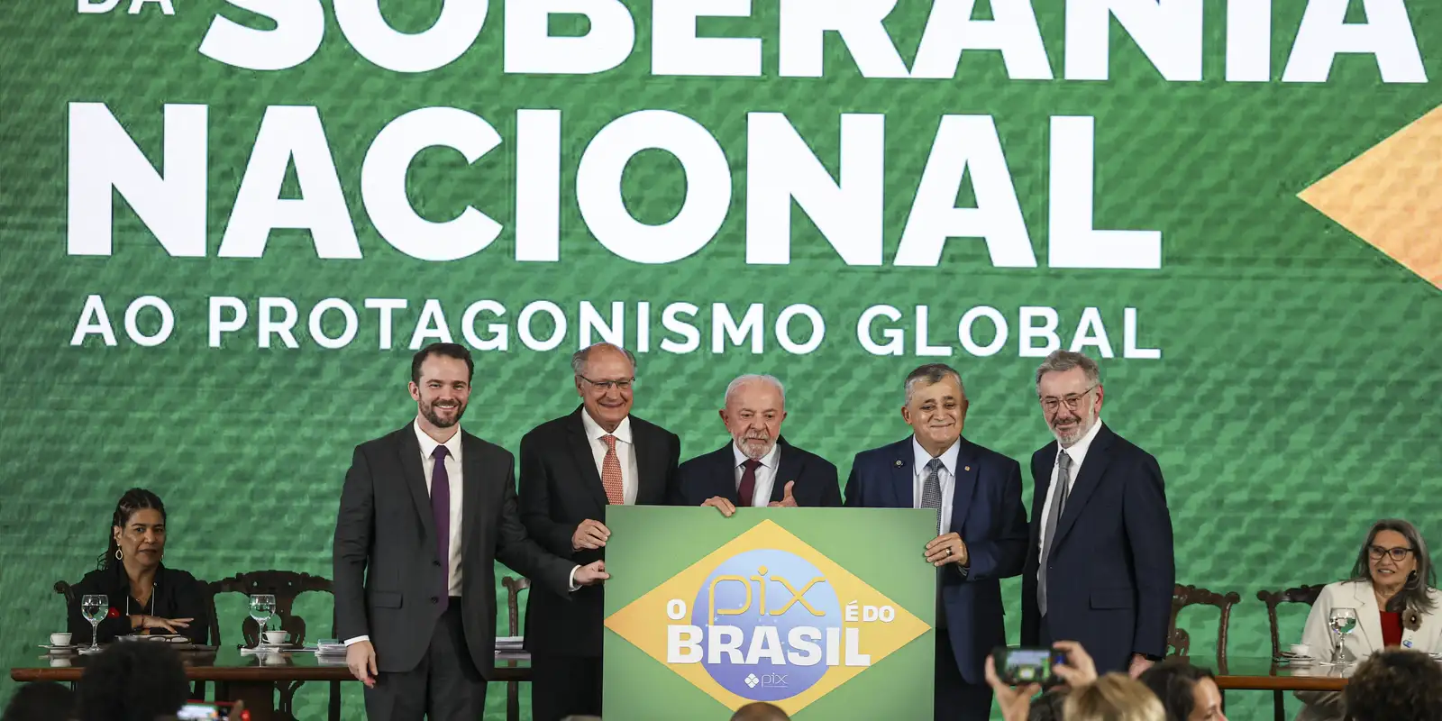 Brasil não abaixa a cabeça ao defender soberania e o Pix, afirma Durigan