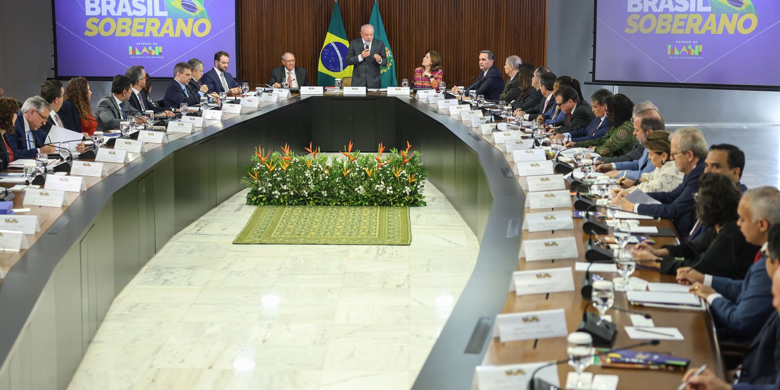 Brasil busca novos parceiros comerciais para mitigar impactos de políticas dos EUA