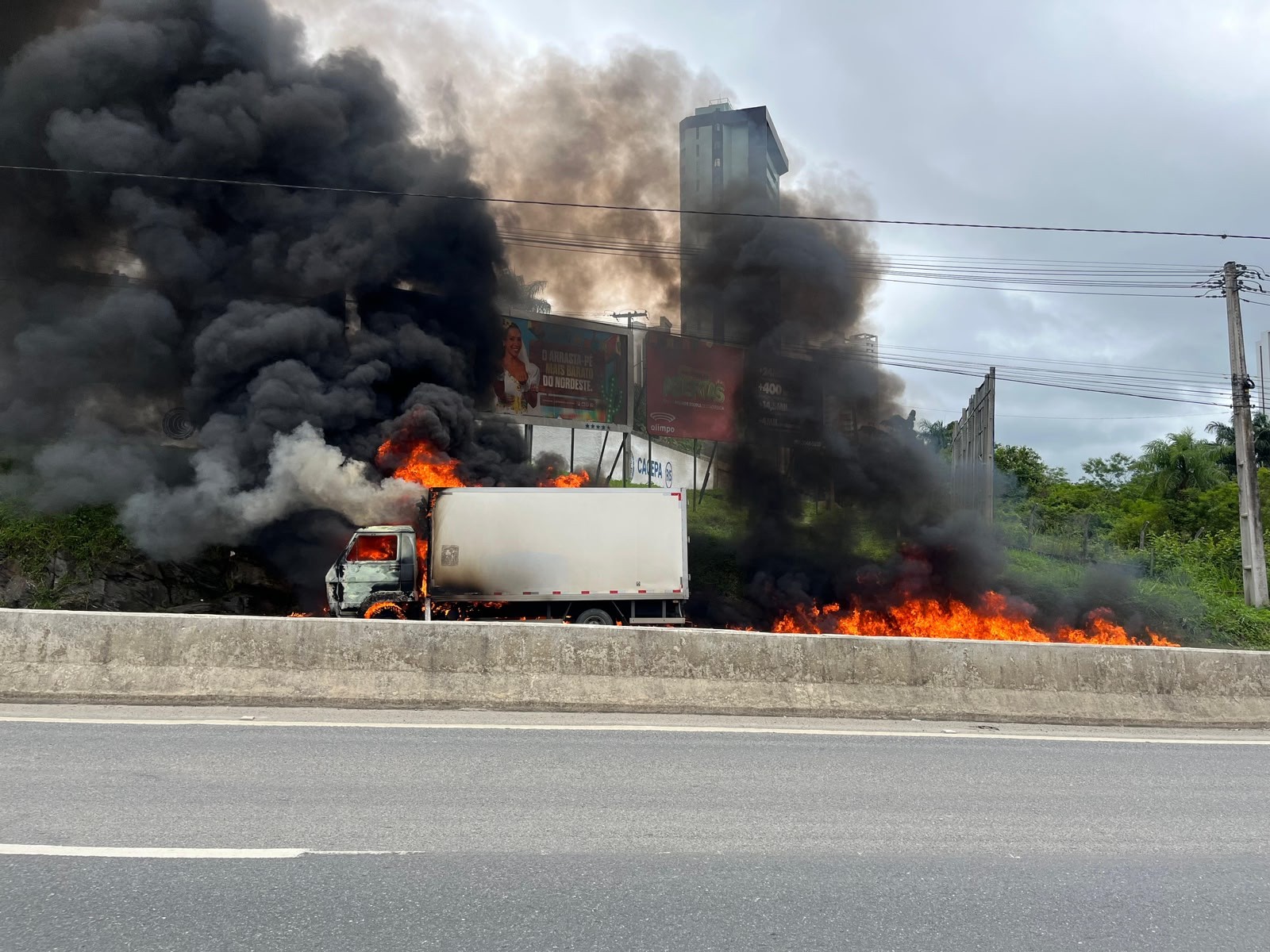 Incêndio em caminhão na BR-230 interdita trecho em Campina Grande