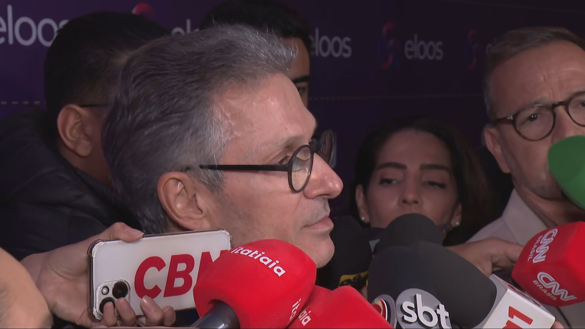 Romeu Zema reitera críticas a Flávio Bolsonaro e desconfia de quem se aliou a banqueiro