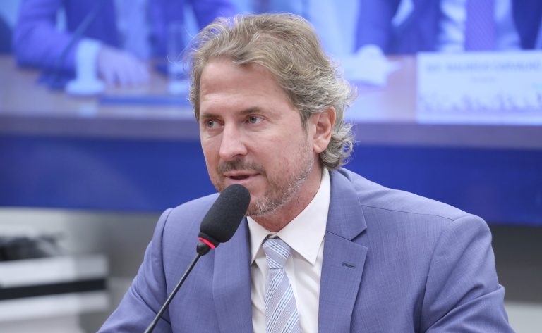 Comissão de Educação aprova diretrizes para incentivar trabalho voluntário e solidariedade