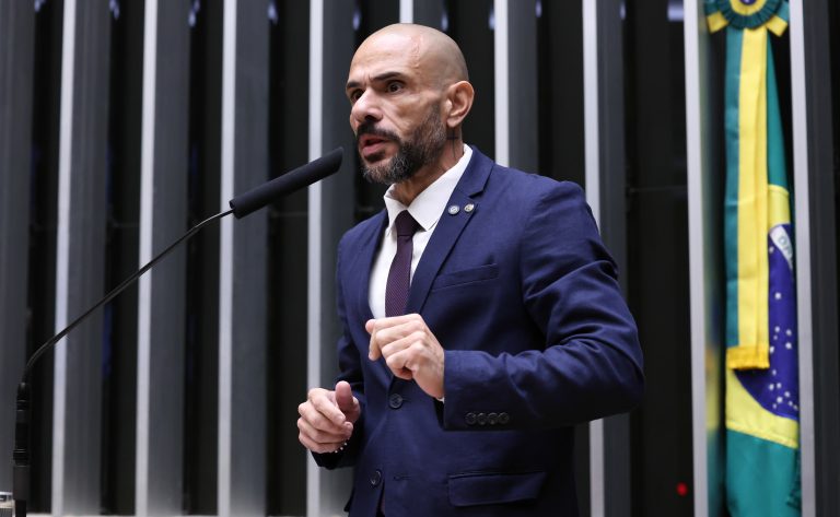 Câmara dos Deputados aprova pena para expulsão de moradores por facções criminosas