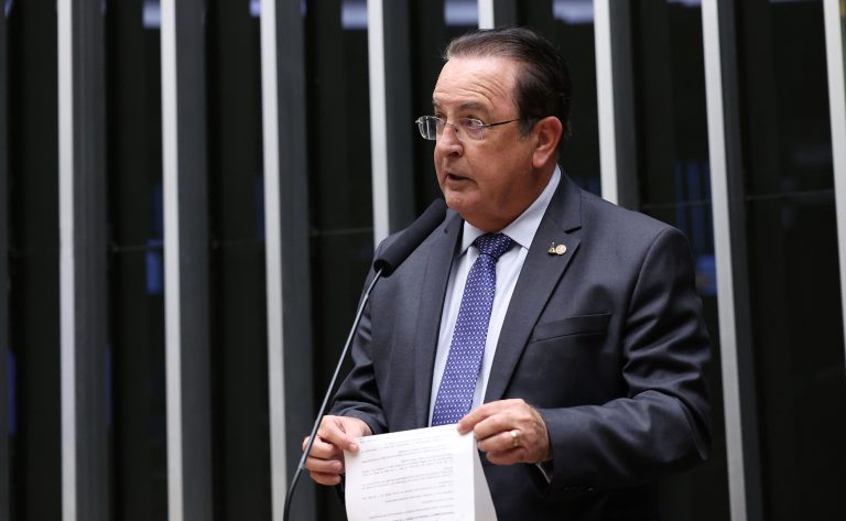 Comissão da Câmara aprova extensão de estágio após formatura