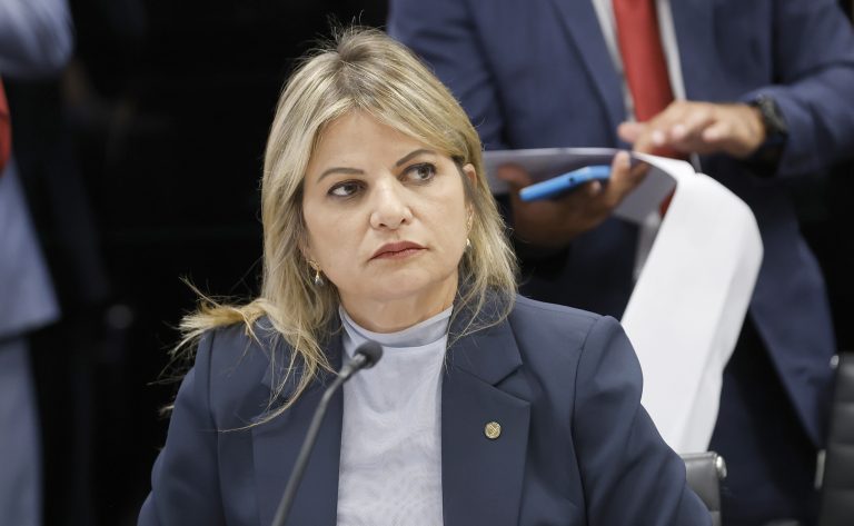 Projeto que cria programa de capacitação sobre direitos da mulher é aprovado por comissão