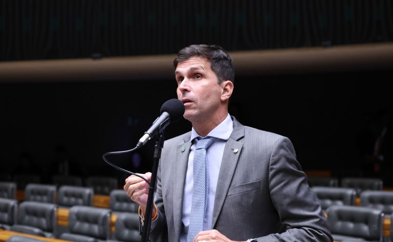 Comissão do Esporte aprova normas de segurança para escolas de natação infantil