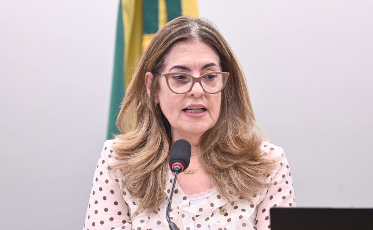 Comissão da Câmara aprova regras para uniformes de trabalho, vetando peças que violem dignidade