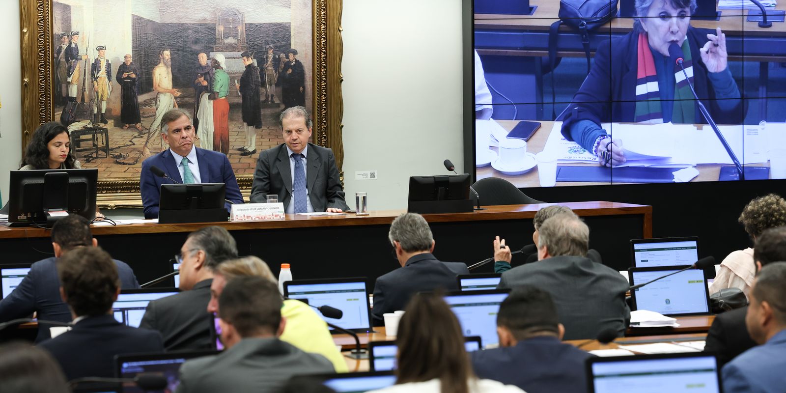 Câmara aprova redução da maioridade penal para 16 anos em comissão