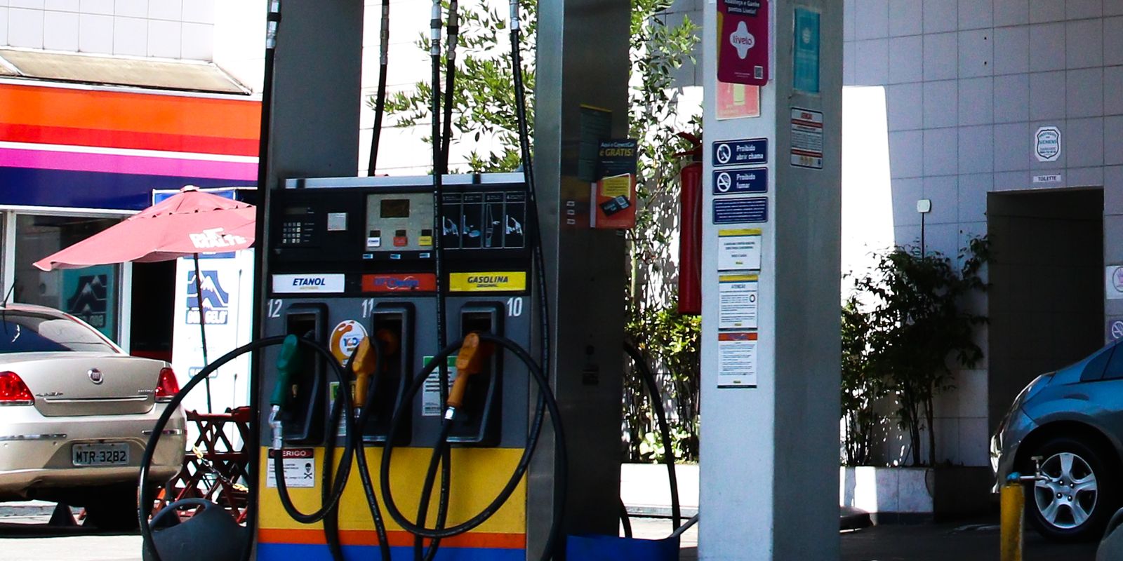 Concorrência do etanol e subvenção governamental impulsionam queda no preço da gasolina