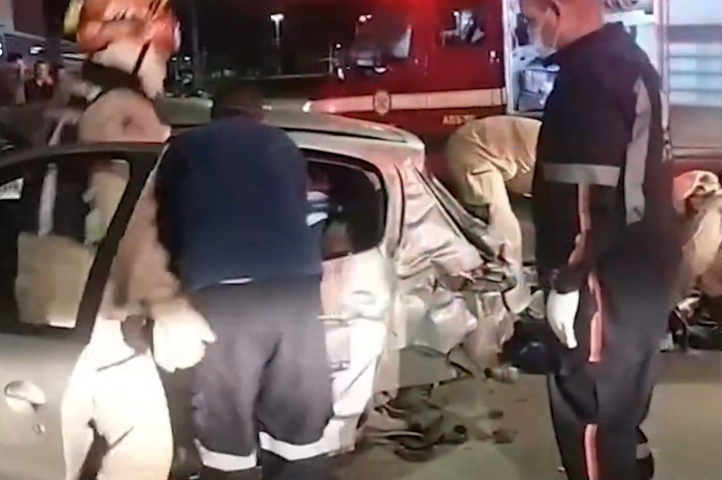Acidente em João Pessoa deixa criança e três mulheres feridas após carro colidir com muro