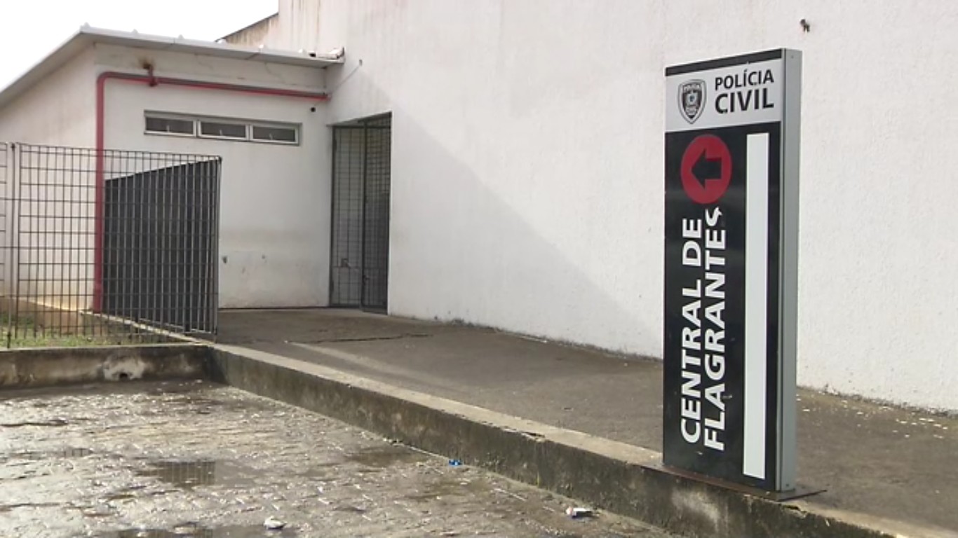 Homens são detidos com armas em carro de luxo em João Pessoa