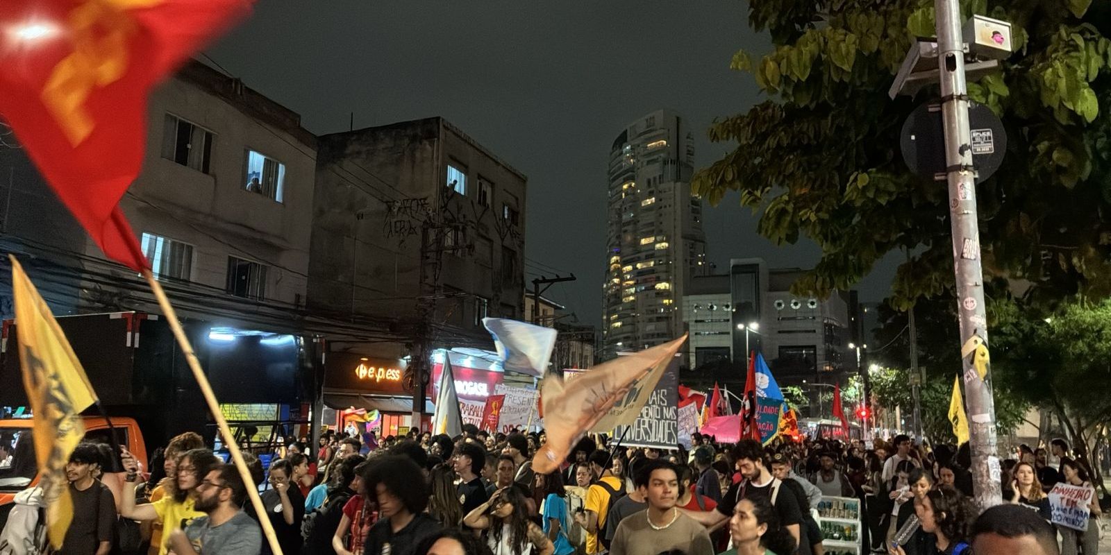 Estudantes de universidades de SP protestam contra cortes de recursos