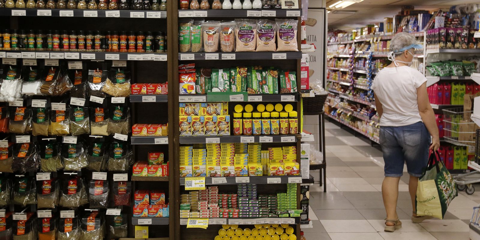Fabricação de produtos alimentícios lidera geração de emprego em 2024, aponta IBGE