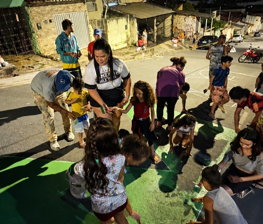 Moradores de Campina Grande revitalizam rua com pintura temática em celebração à Copa do Mundo