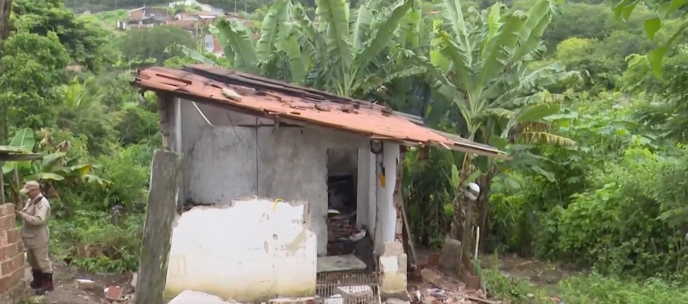 Homem desaparecido é encontrado morto e enterrado em quintal de casa em Campina Grande; suspeito teve residência incendiada