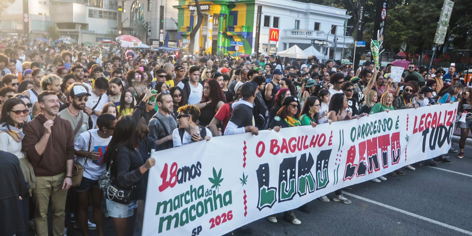Milhares marcham em São Paulo pela legalização da maconha
