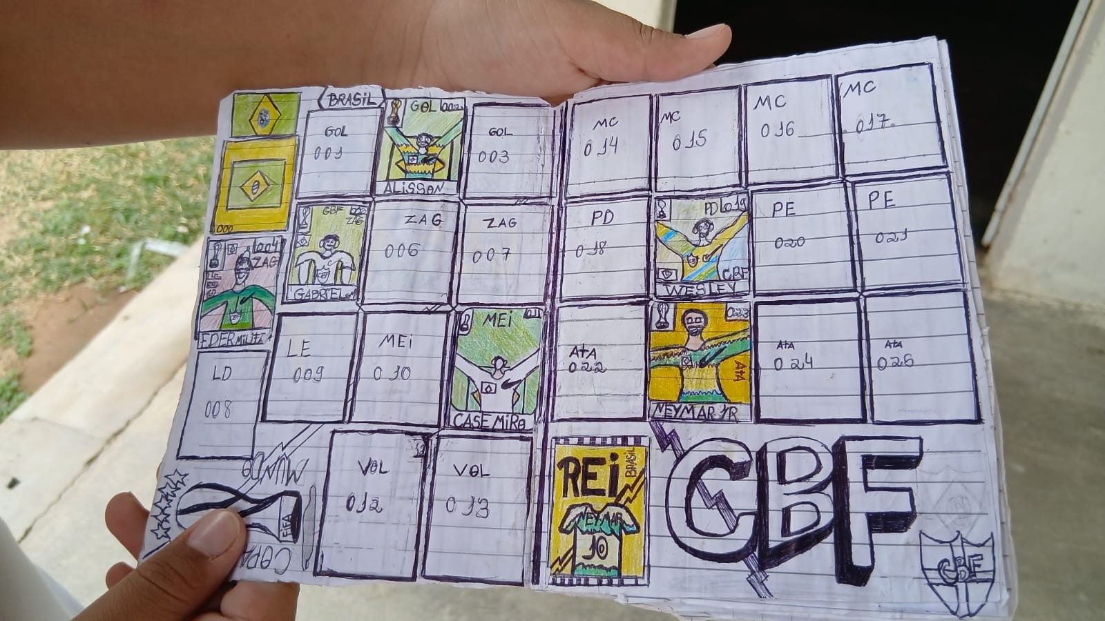 Menino de 11 anos cria álbum da Copa desenhado à mão no Sertão da Paraíba