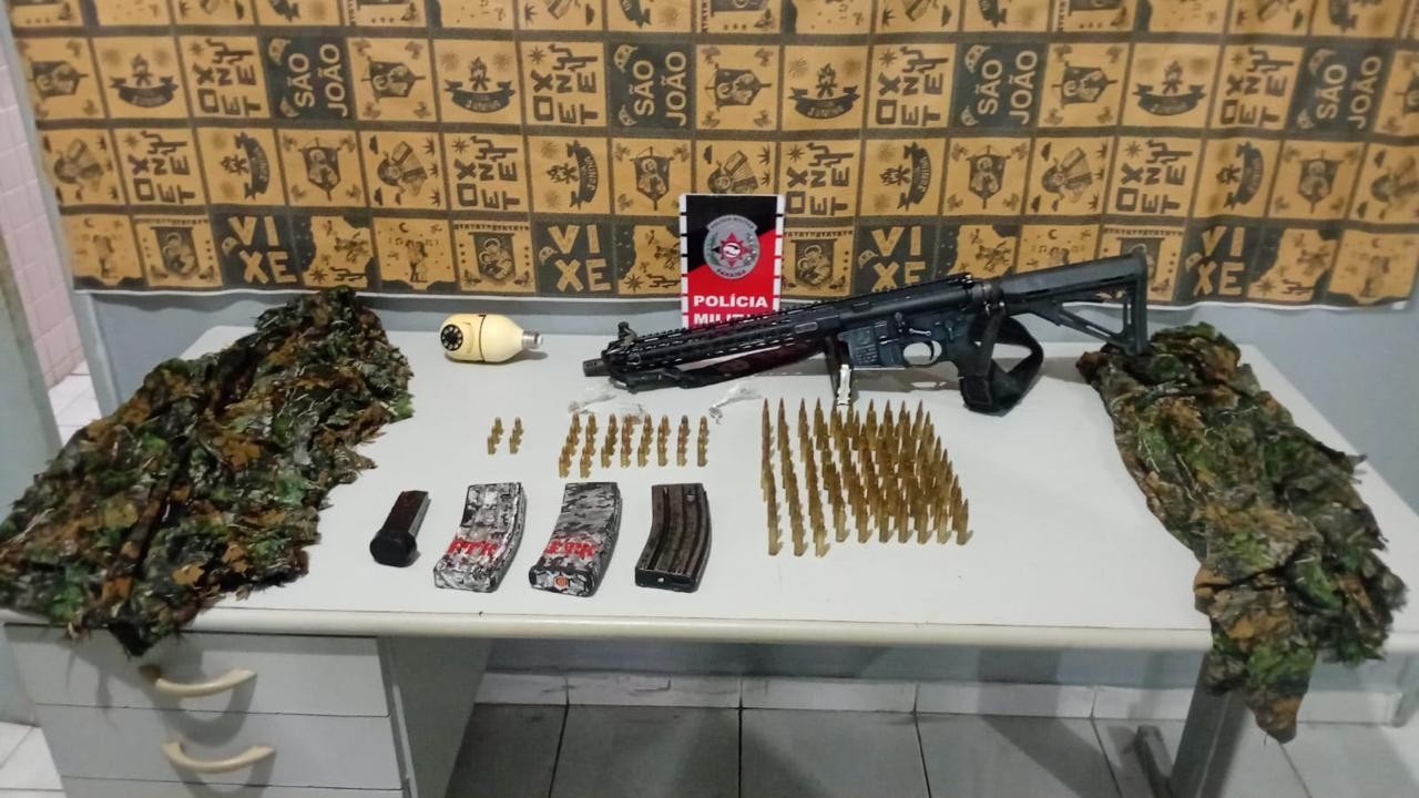 Menor é apreendido com fuzil e vasto arsenal em Bayeux após confronto policial