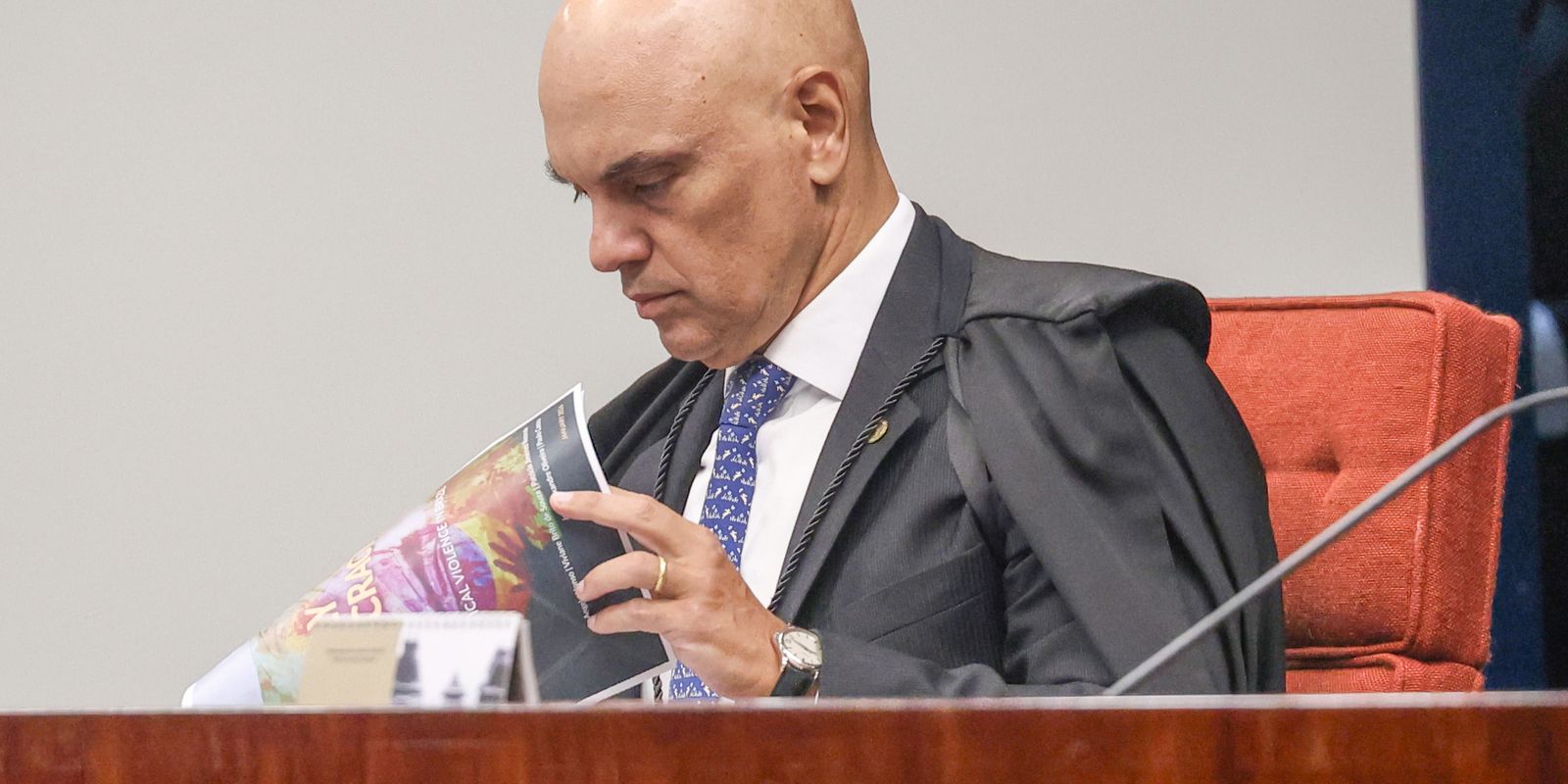 Alexandre de Moraes concede 24 horas para Bolsonaro esclarecer apreensão de arma