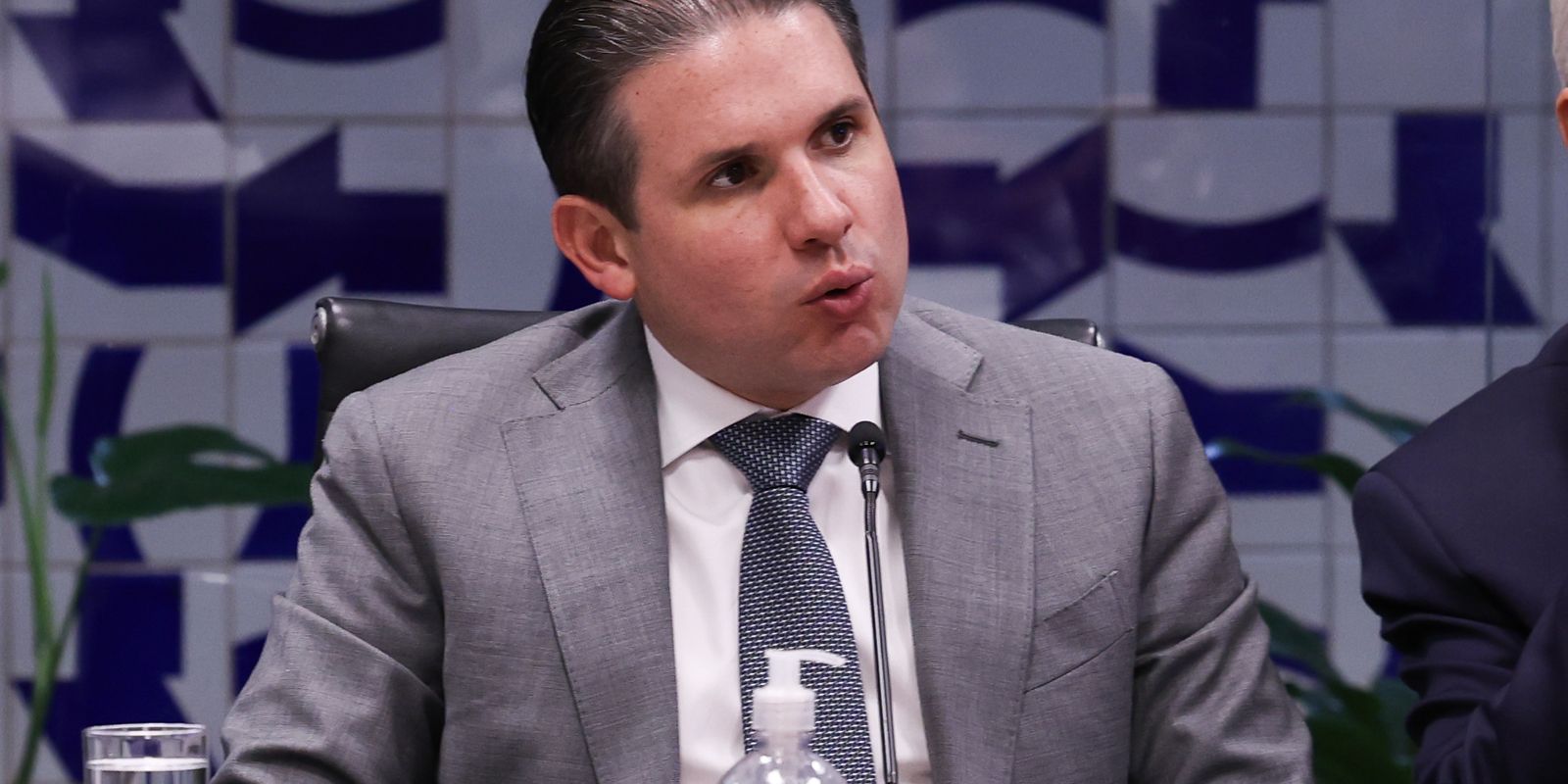 Hugo Motta convoca líderes para deliberar sobre o fim da escala 6x1 e redução da jornada de trabalho