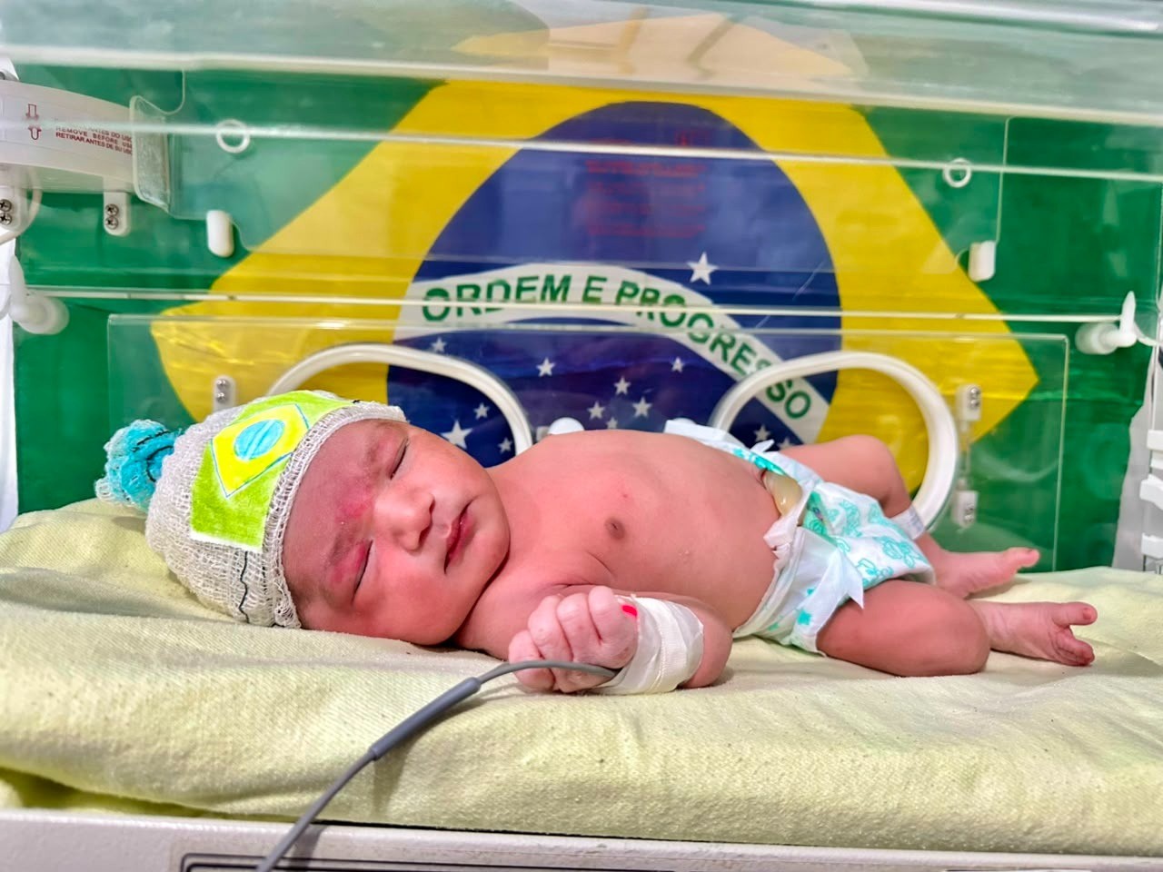Bebês de hospital na Paraíba ganham roupas temáticas da Copa do Mundo