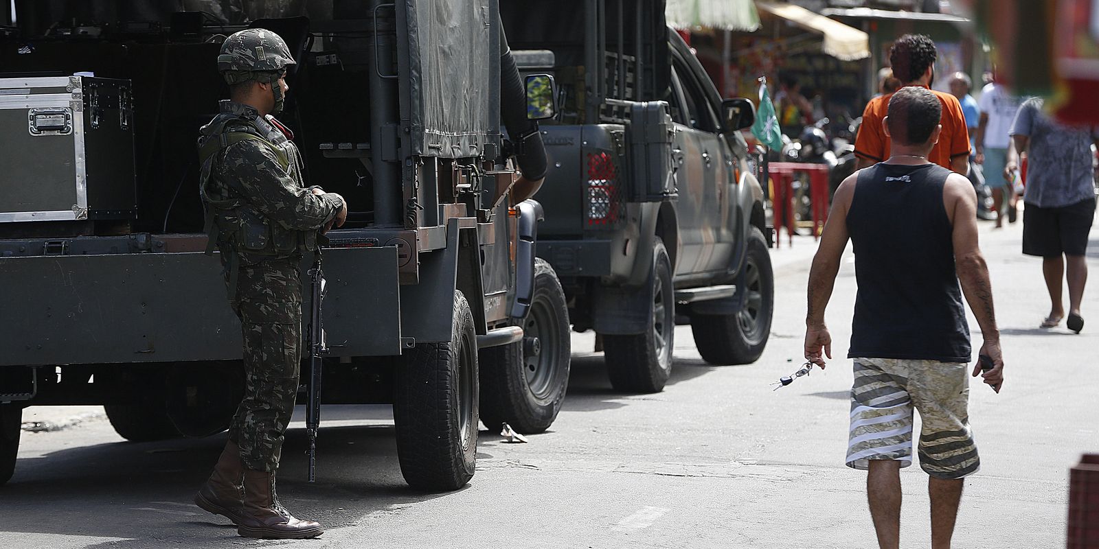Operação policial no Complexo da Maré cumpre 56 mandados de prisão contra facção criminosa