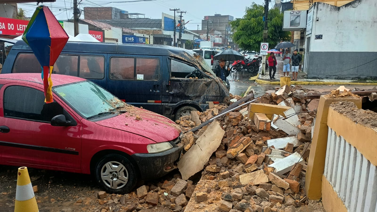 Fortes chuvas causam alagamentos, desabamentos e crateras na Paraíba
