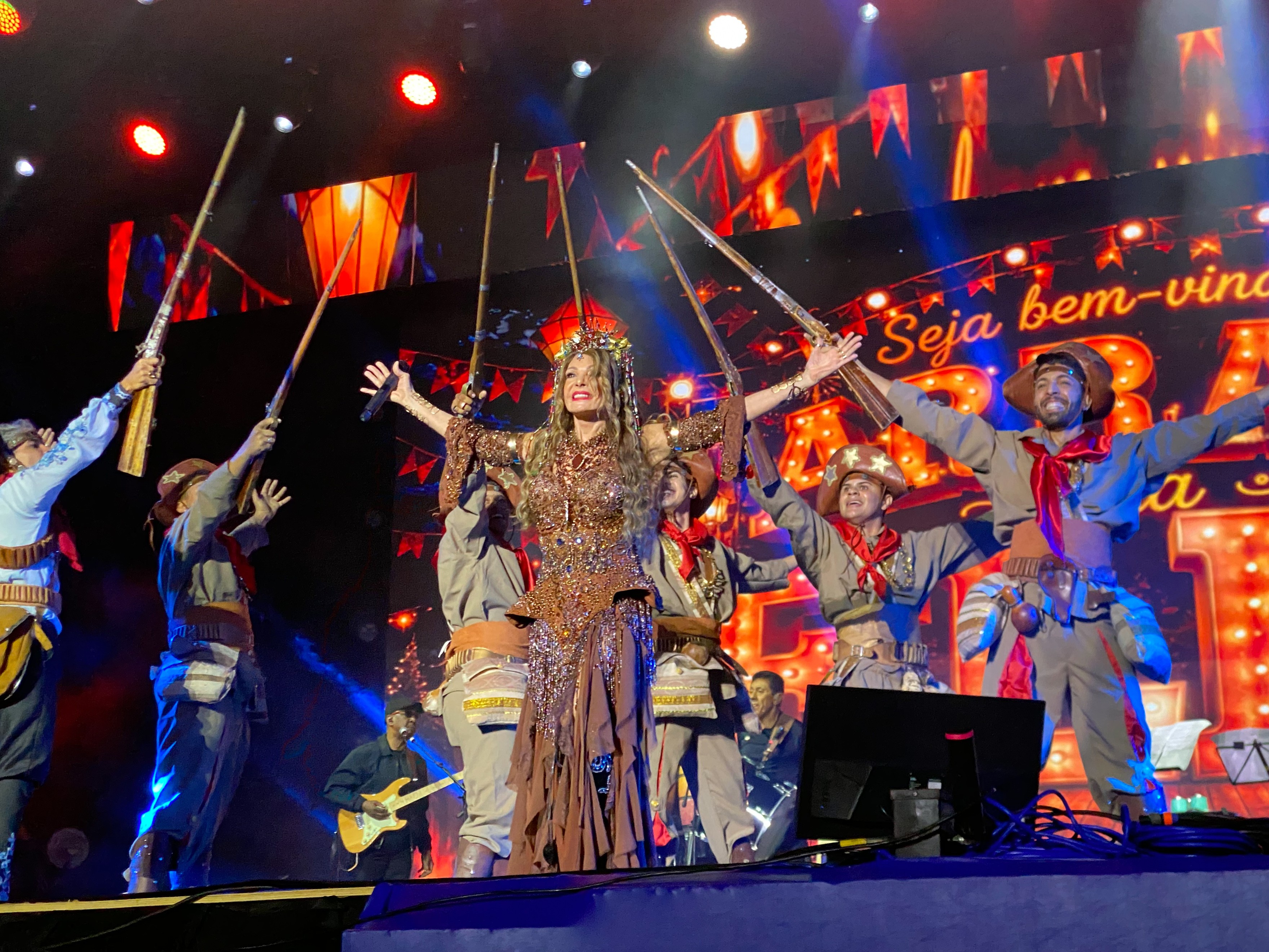 Elba Ramalho celebra tradição e atrai multidão ao São João de Campina Grande