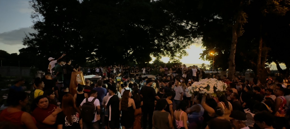 Corpos de jovens mortos em ataque a tiros são sepultados em João Pessoa sob escolta policial