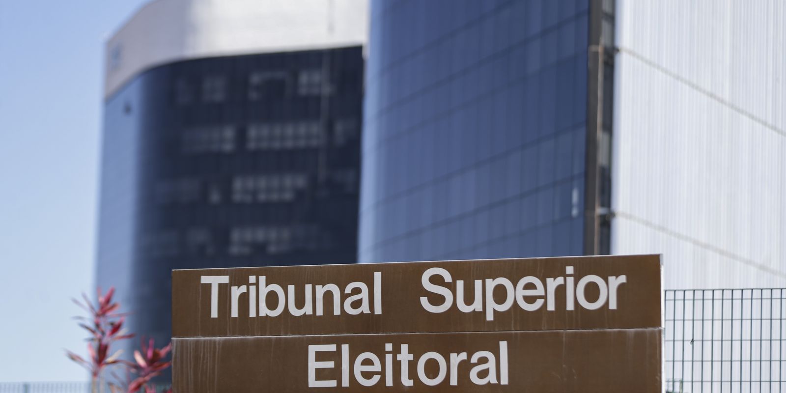 TSE avalia liminar de Nunes Marques que suspendeu pesquisa eleitoral desfavorável a Flávio Bolsonaro