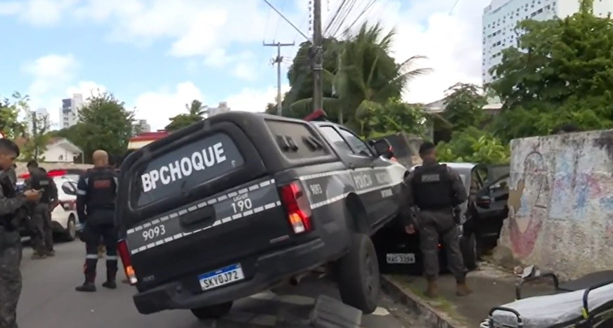Viatura da PM se envolve em acidente e derruba muro em João Pessoa