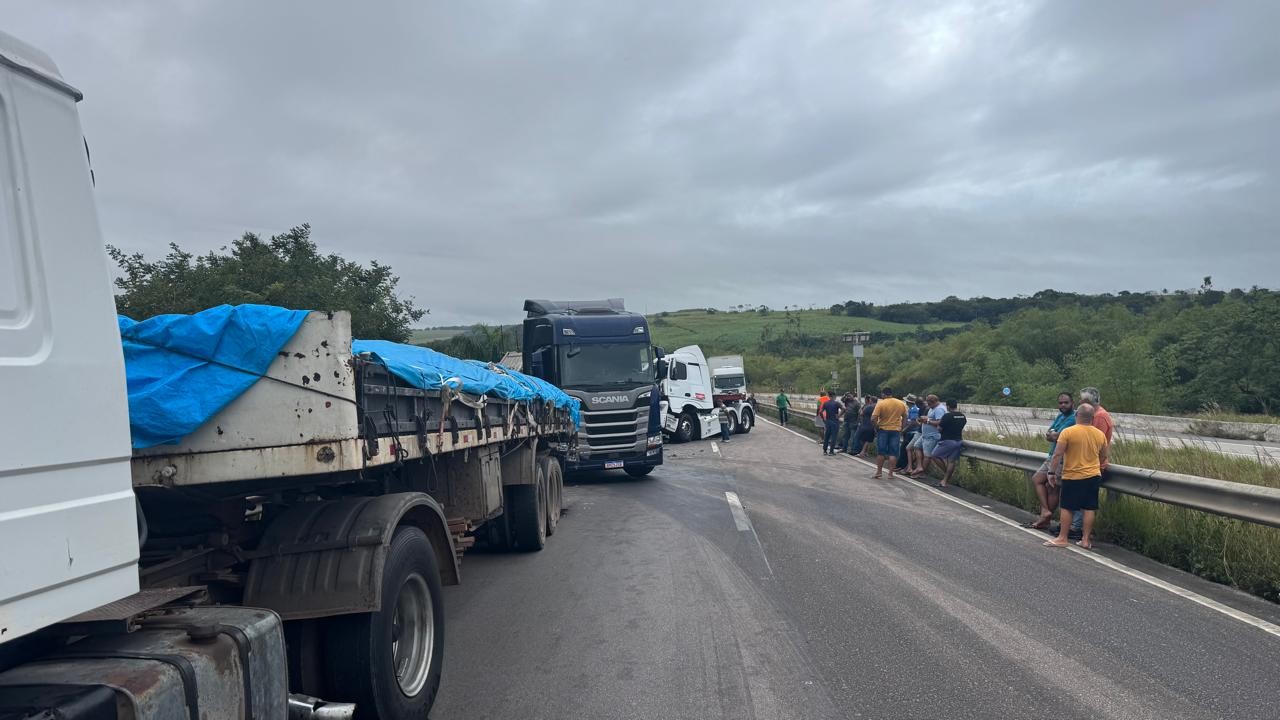 Acidente com duas carretas interrompe o trânsito na BR-101 em Caaporã