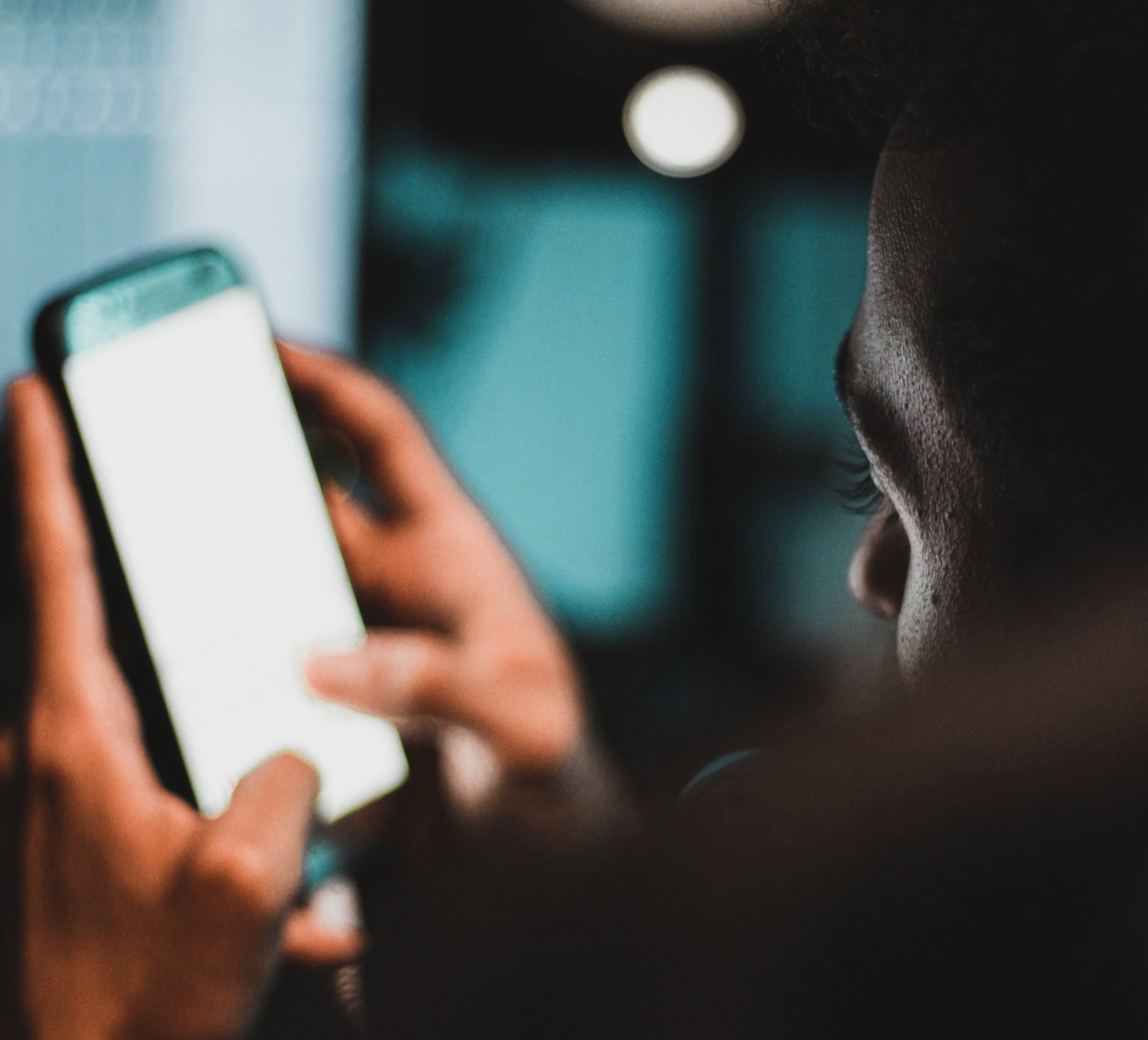 Adolescente é suspeito de liderar grupos online com discurso de ódio e ameaças de massacres escolares na Paraíba