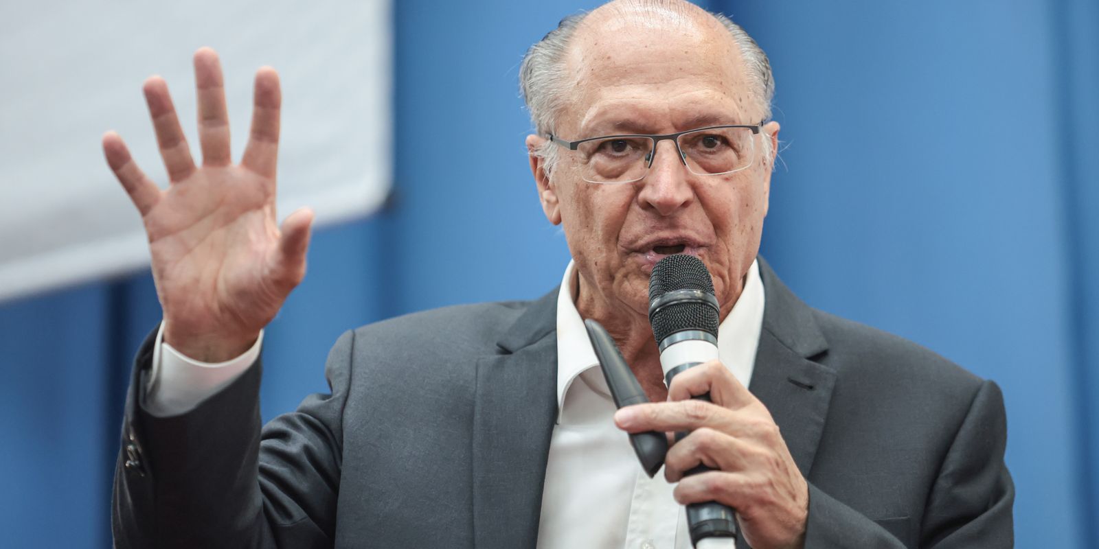 Alckmin afirma que Milei presta desserviço à Argentina após ataques no Brasil