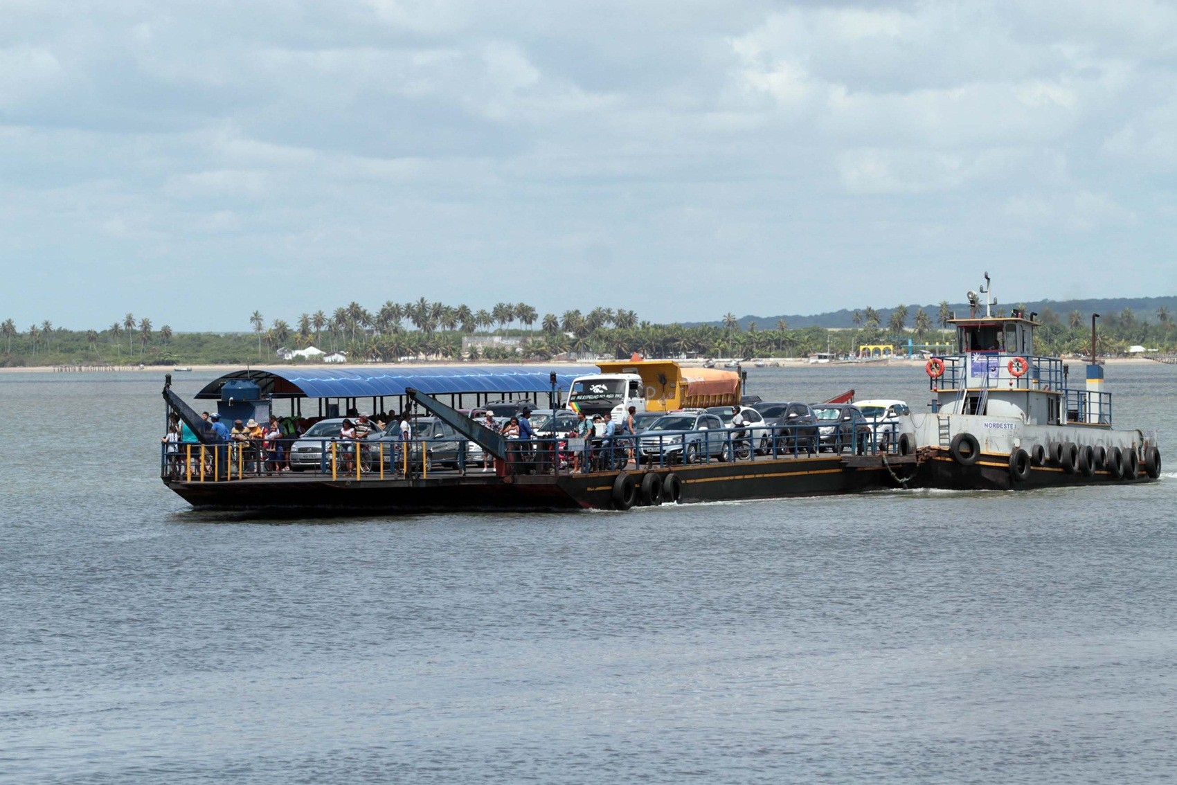 Balsa entre Cabedelo e Lucena fica à deriva após falha em rebocador
