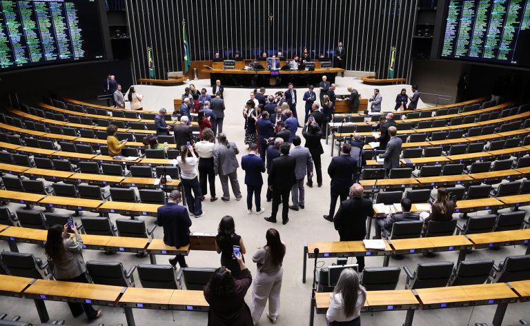 Câmara dos Deputados avalia programa para pacientes com epilepsia e punição por abandono de animais