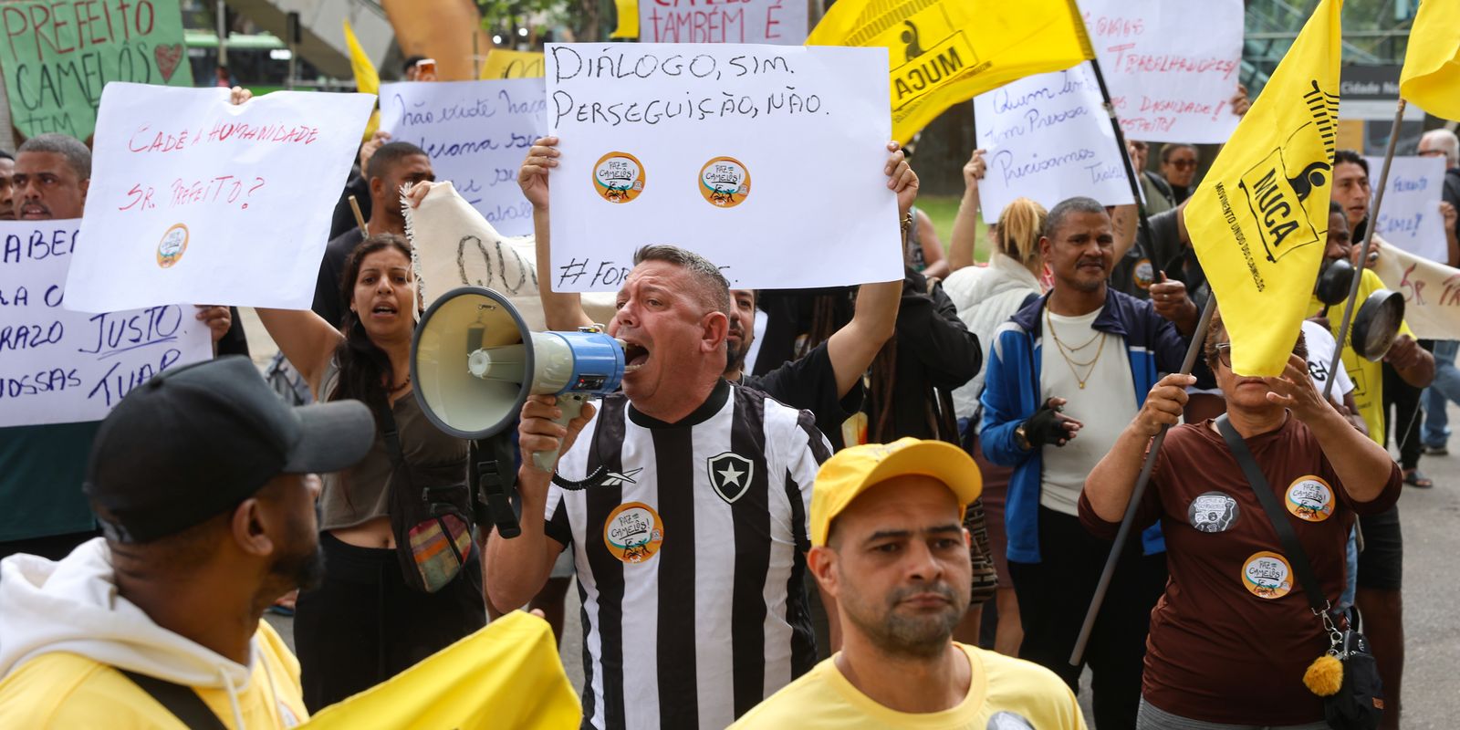 Camelôs protestam contra programa da Prefeitura do Rio contra comércio irregular