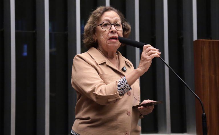 CCJ aprova projeto que vincula hora-aula à jornada de trabalho de professores