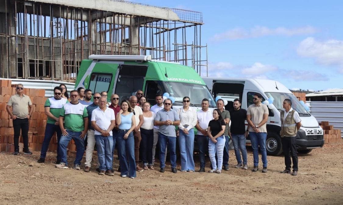 Ceninha Lucena entrega Odontomóvel e nova van para ampliar atendimento em Bonito de Santa Fé