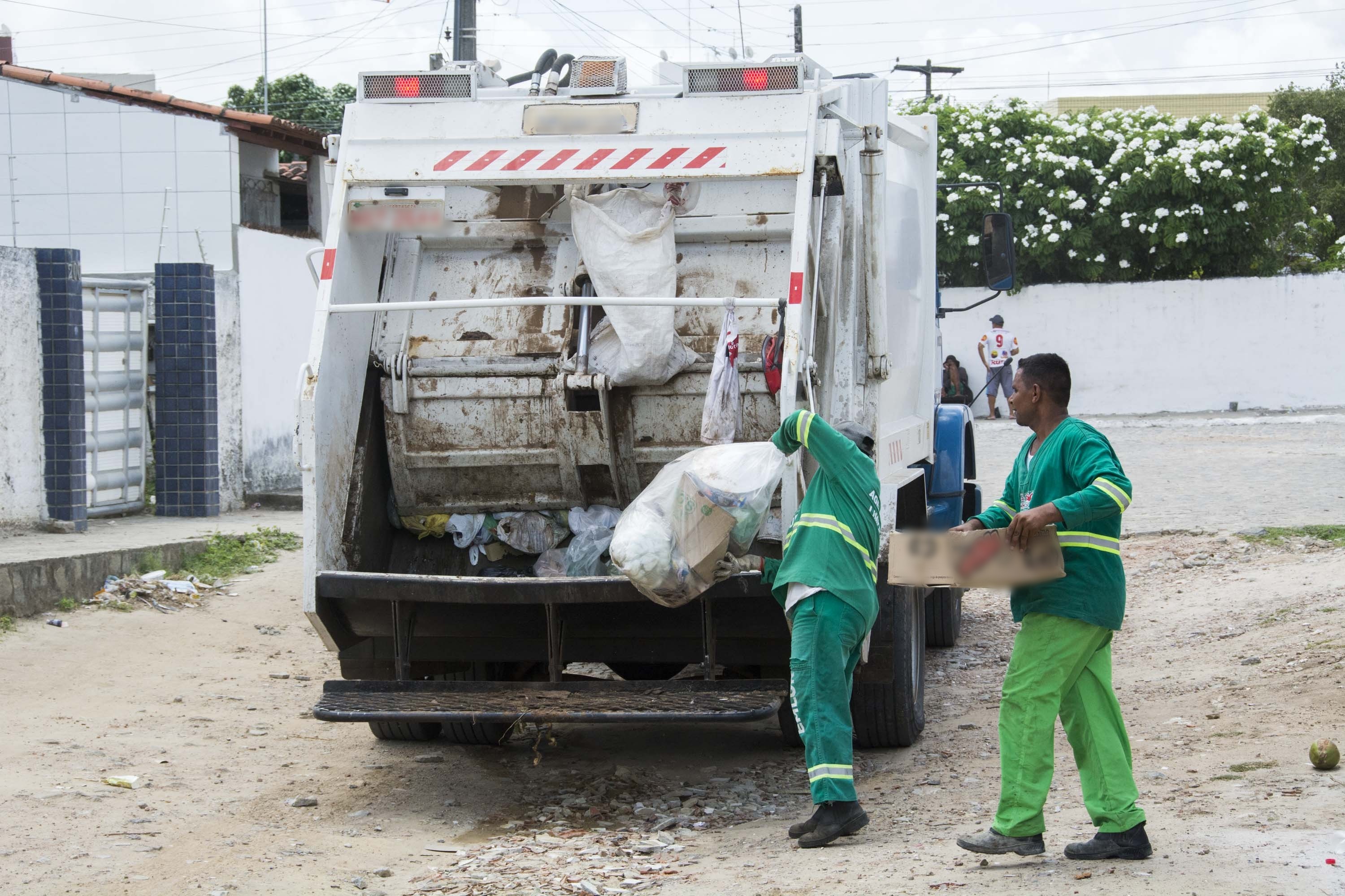 Suspeita de descontos indevidos em consignados afeta 600 trabalhadores da coleta de lixo em João Pessoa