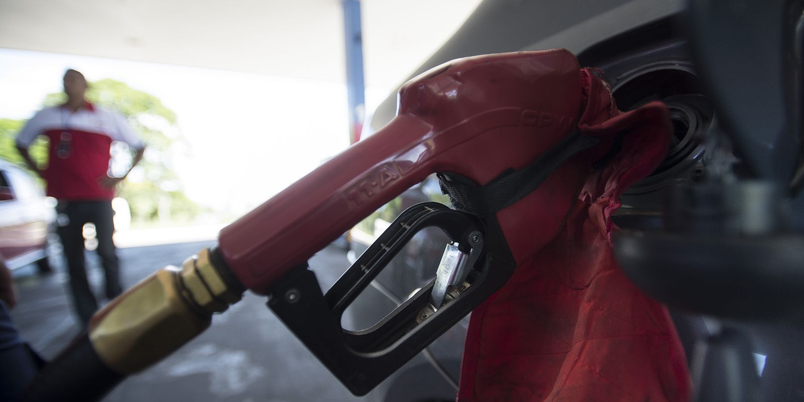 Governo mantém desconto na gasolina diante de nova alta mundial do petróleo