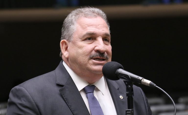 Governos poderão custear água e luz de feiras, decide comissão da Câmara