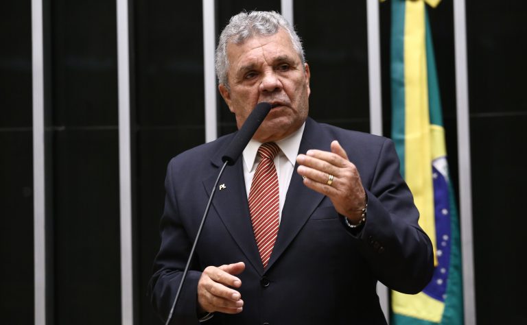 Comissão da Câmara aprova proibição de armas para beneficiários de medida protetiva