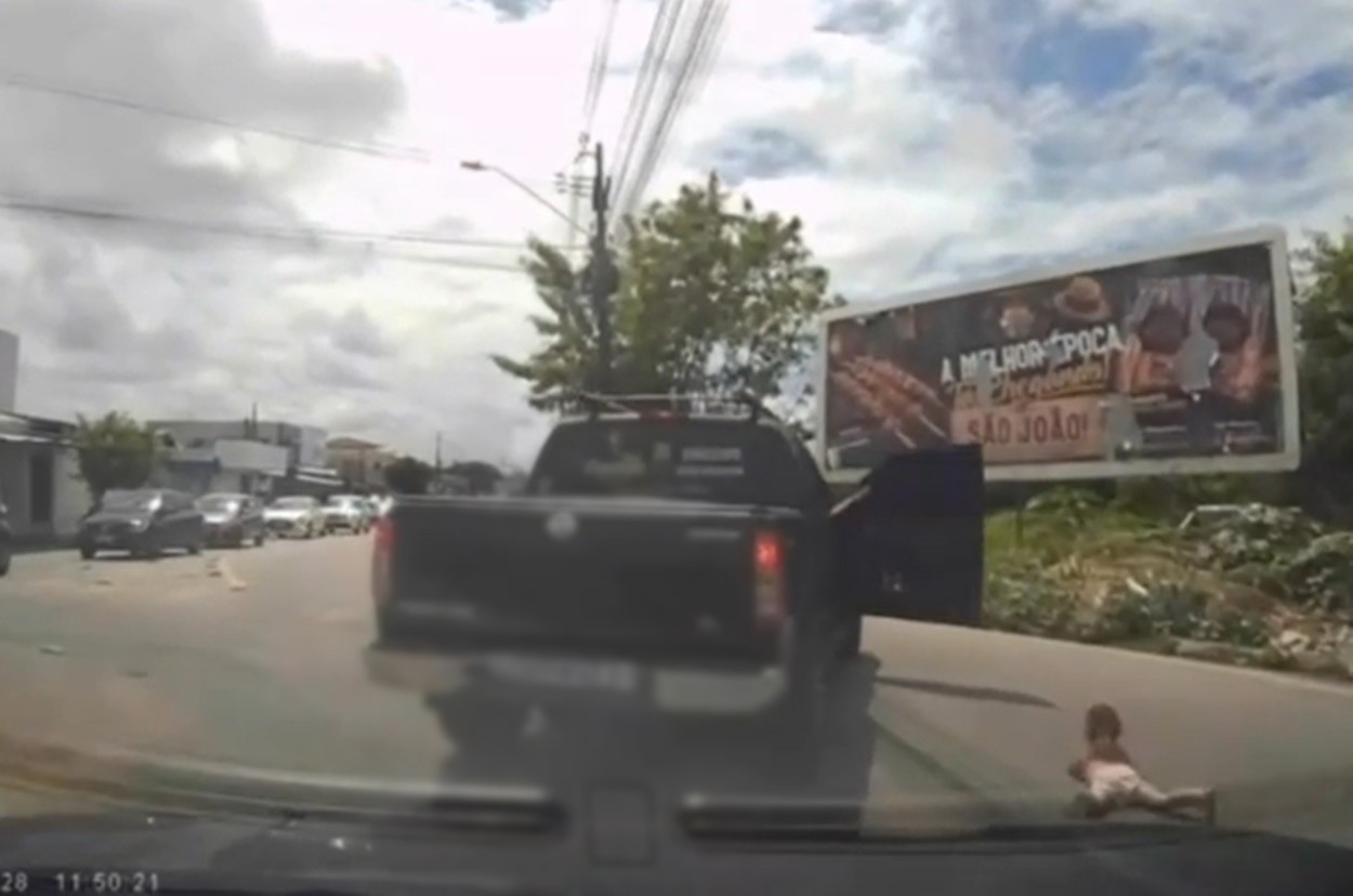 Criança cai de caminhonete em movimento em João Pessoa e vídeo impressiona