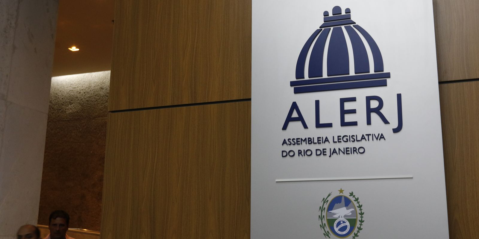 Alerj aprova tornozeleira rosa para agressores de mulheres no Rio de Janeiro