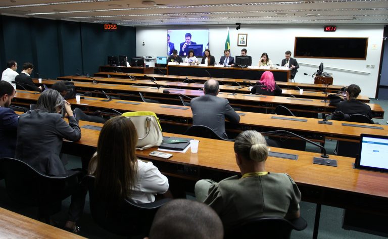 Estudantes e faculdades pedem revisão das regras do Fies para cursos de medicina
