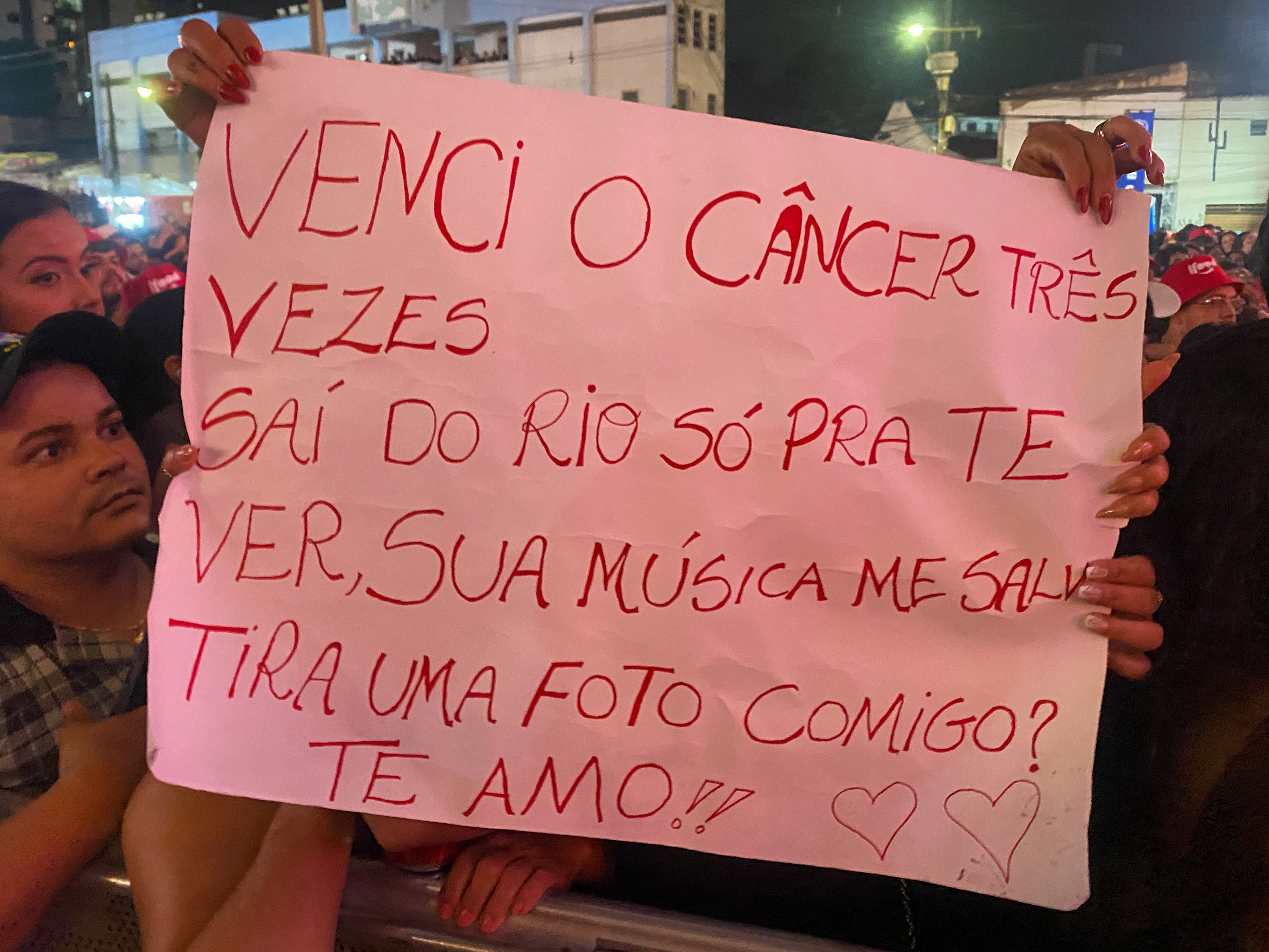 Fã carioca supera câncer de mama e viaja ao São João de Campina Grande para ver show de Pablo