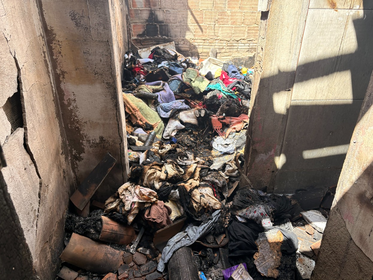Suspeita de curto em ventilador provoca incêndio e destrói casa em Campina Grande