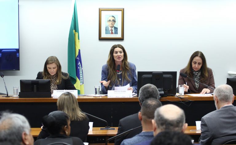 Fim das licenciaturas EaD gera intenso debate na Câmara dos Deputados